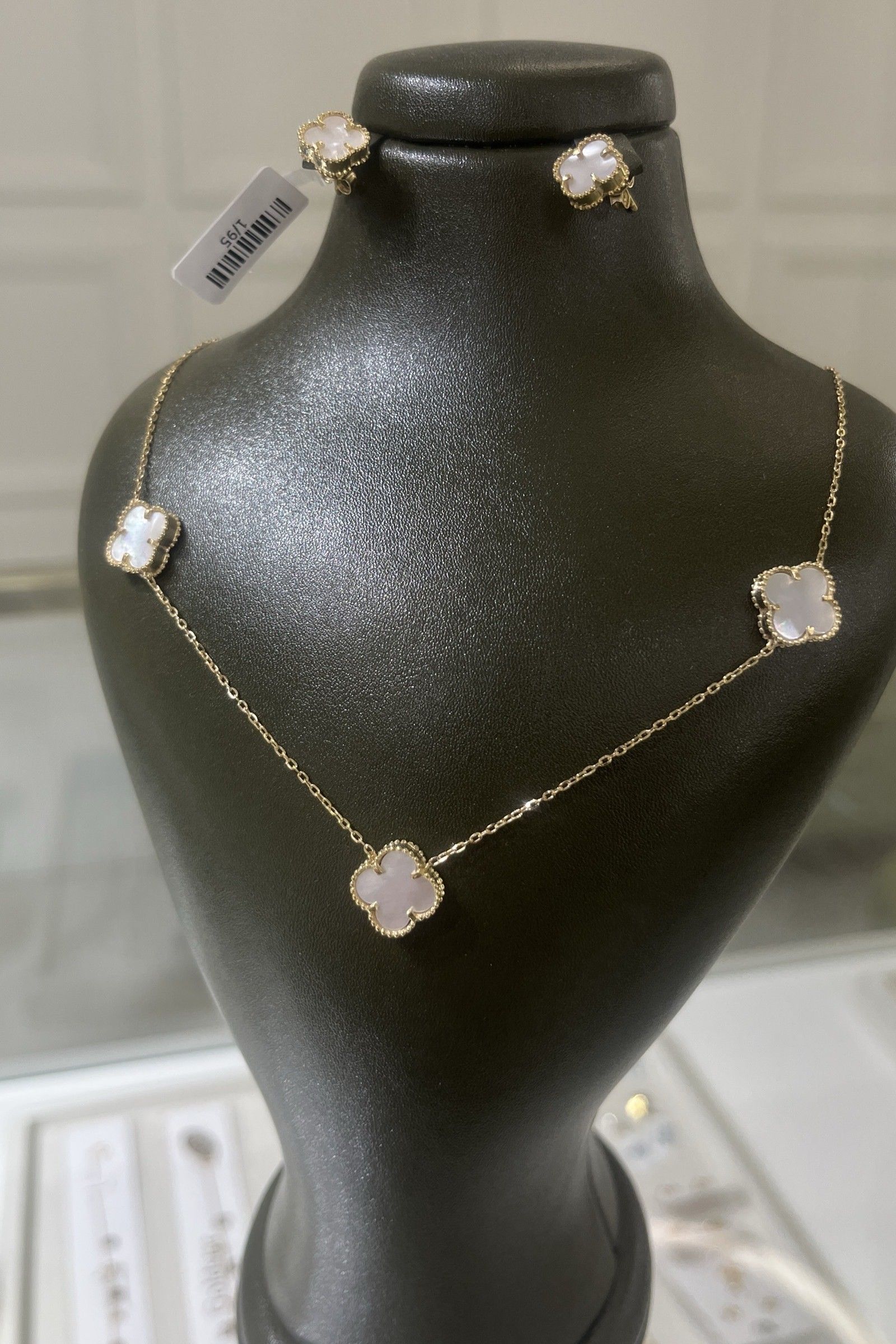 نیم‌ست ونکلیف با طراحی مینیمال و سنگ‌های هولوگرامی سفید و آبی وزن طلا (کسر سنگ):1.170گرم