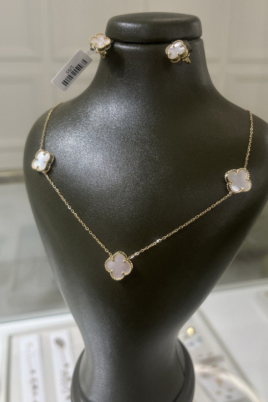 نیمست ونکلیف با طراحی مینیمال و سنگهای هولوگرامی سفید و آبی وزن طلا (کسر سنگ):1.170گرم