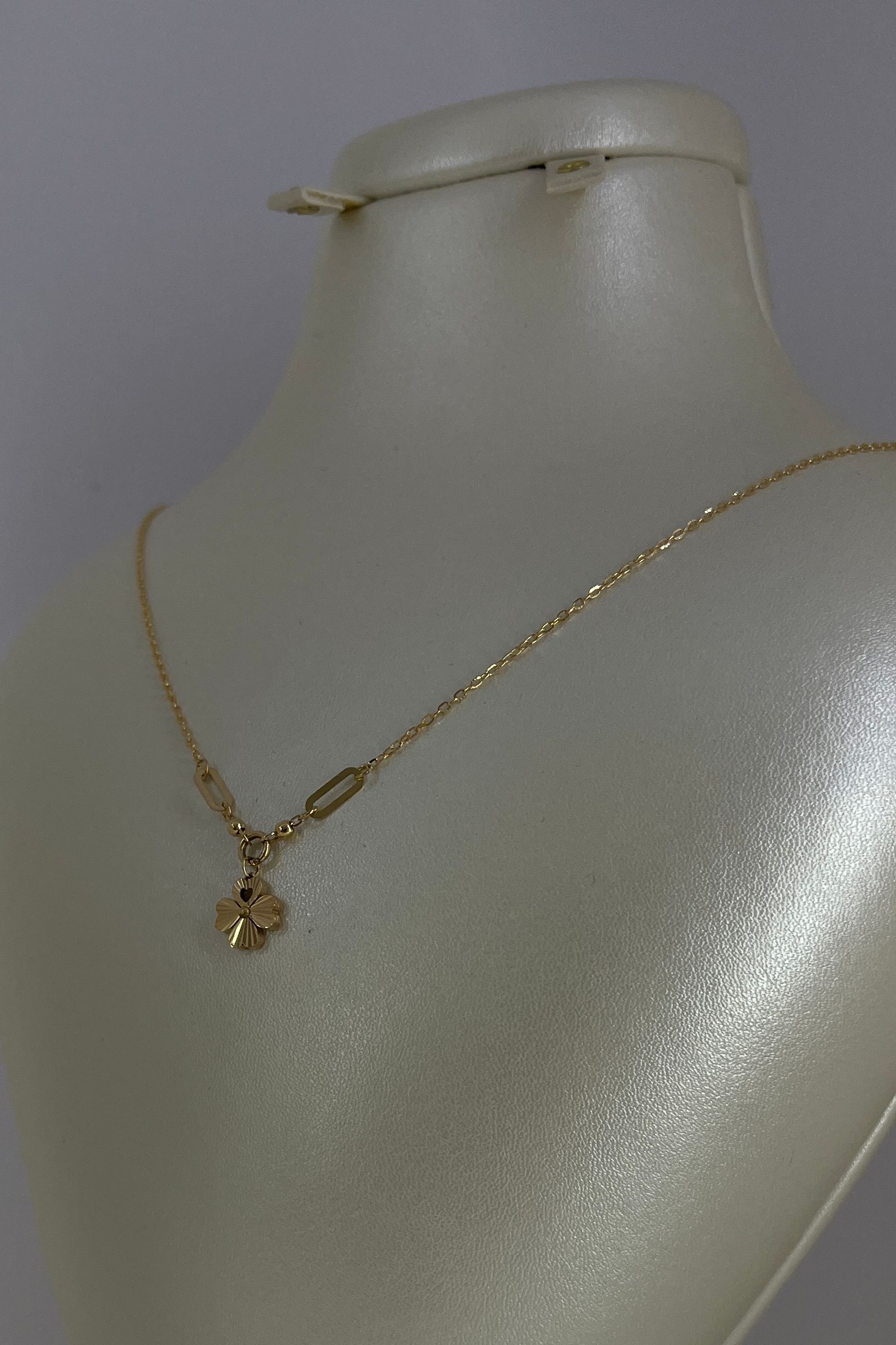 گردنبند ظریف و سبک طلا ۱۸ عیار – طراحی گل گشنیز – گالری طلای پارسین